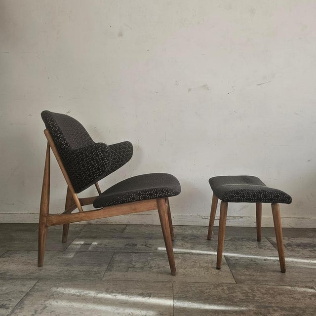 The Kofod Larsen Shell Chair, designed by Danish designer Ib Kofod Larsen in the 1960s, is a striking piece known for its...