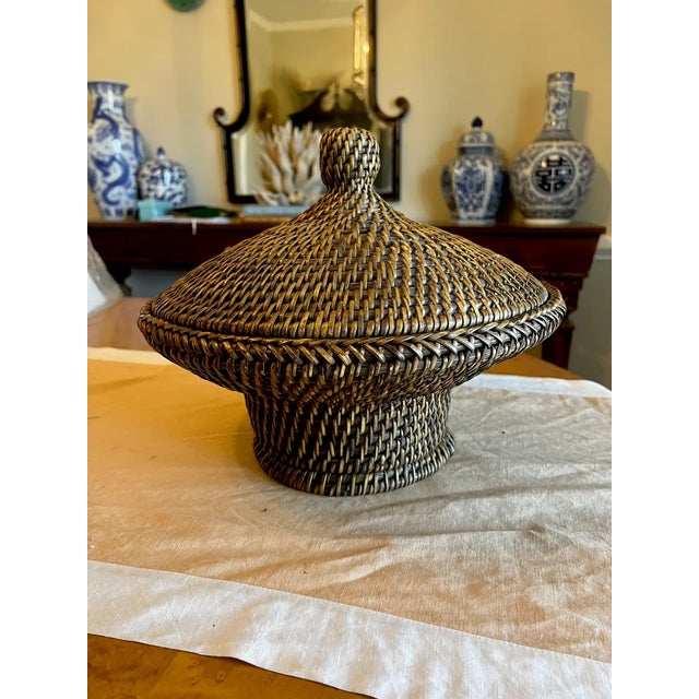 Brown 1960s Vintage Woven Rattan Split Reed Basket With Lid, Large Lombok Style Decorative Basket For Sale - Image 8 of 10