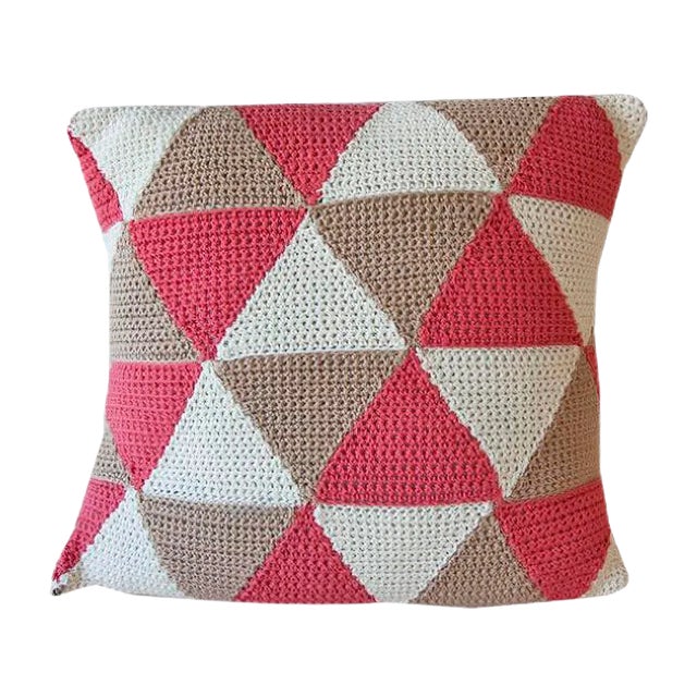 Salmon Triangle Geométrica Cushion from Com Raiz For Sale