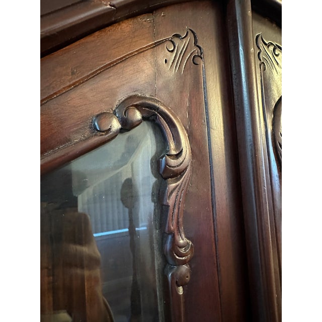Late 20th Century Vintage Chippendale Style Mahogany 2-Door Curio Cabinet W/ Drawer & Key For Sale - Image 5 of 6