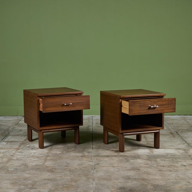 Mid-Century Modern Pair of Mahogany Nightstands by John Keal for Brown Saltman For Sale - Image 3 of 12