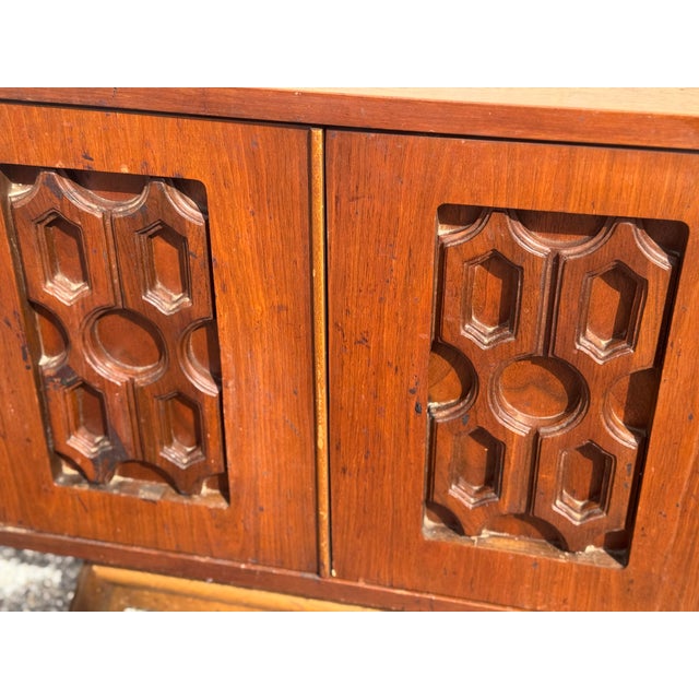 Vintage Mid-Century Modern Brutalist Carved Wood Nightstands – Pair For Sale In Philadelphia - Image 6 of 12