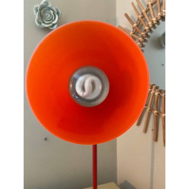 Postmodern Mathias Orange-Red Adjustable Desk Lamp With Circular Base – Retro Design For Sale - Image 4 of 8