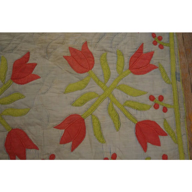 1930s Happy Ligth Gray Background Color With Floral Pattern Antique American Amish Quilt For Sale - Image 5 of 6