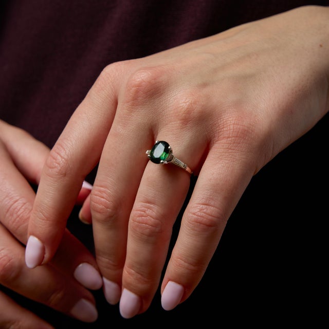 1990s Vintage 2.01 Carat Green Sapphire Diamond 14k Two Tone Gold Ring, Size 6 For Sale - Image 5 of 7