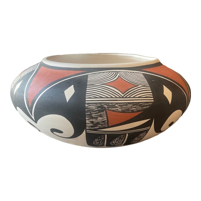 Contemporary Native American Pot From the Tiqua Tribe For Sale
