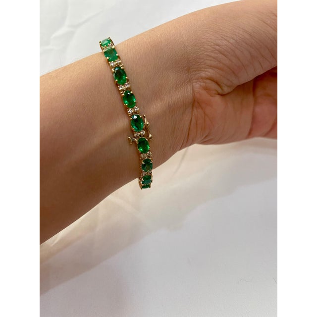 16 Carat Natural Emerald & Diamond Cocktail Tennis Bracelet 14 Karat Yellow Gold For Sale - Image 9 of 18
