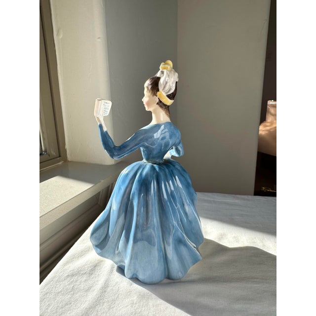 English 1956 Royal Doulton Figurine ~ "Leading Lady" ~ Hn 2269 For Sale - Image 3 of 10