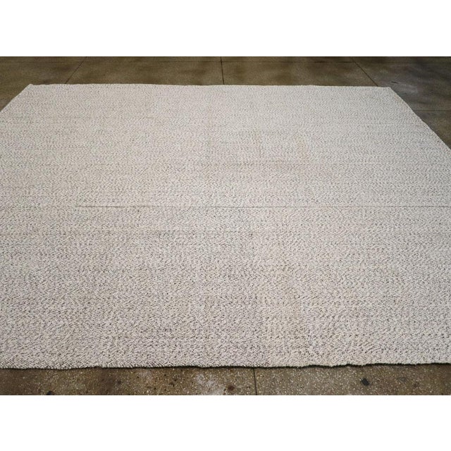 Galerie Shabab Collection Mid-20th Century Handmade Turkish Flatweave Kilim Room Size Carpet For Sale - Image 4 of 8