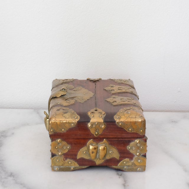 Beautiful antique Chinese Hongmu rosewood jewelry box, in good overall condition.