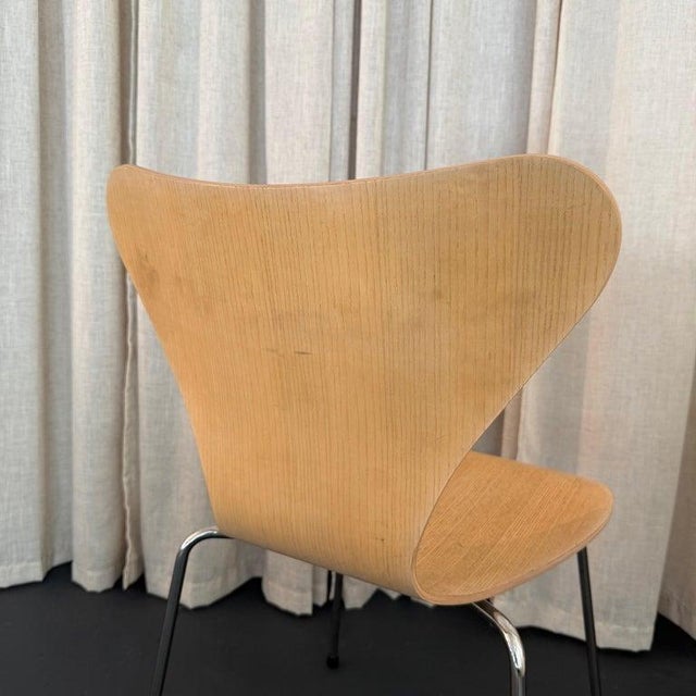 Pair of Arne Jacobsen for Fritz Hansen Bleached Ash Series 7 Chairs For Sale - Image 9 of 11