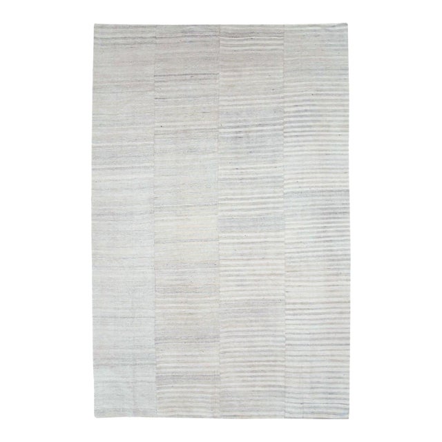 Galerie Shabab Collection Mid-20th Century Handmade Turkish Flatweave Kilim Room Size Carpet in Grey For Sale