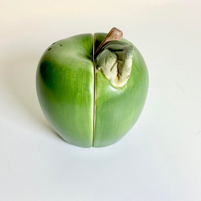 Ceramic 1980s Vintage Boho Chic Arts & Crafts Trompe L’Oeil Green Apple Salt & Pepper Shakers - A Pair For Sale - Image 7 of 14