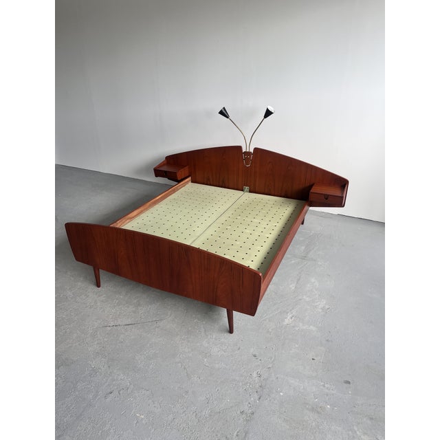The entire piece has been stripped of its old paint layers and finished with a hard wood oil. A mattress measuring 190x150...