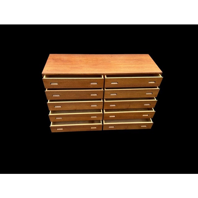 This teak chest of 10 Drawers by Borge Mogensen is in very nice original condition. I have official proof of authenticity...