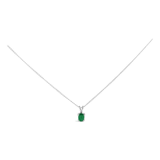 14K White Gold 6x4MM Oval Shaped Green Emerald Solitaire Pendant Necklace For Sale