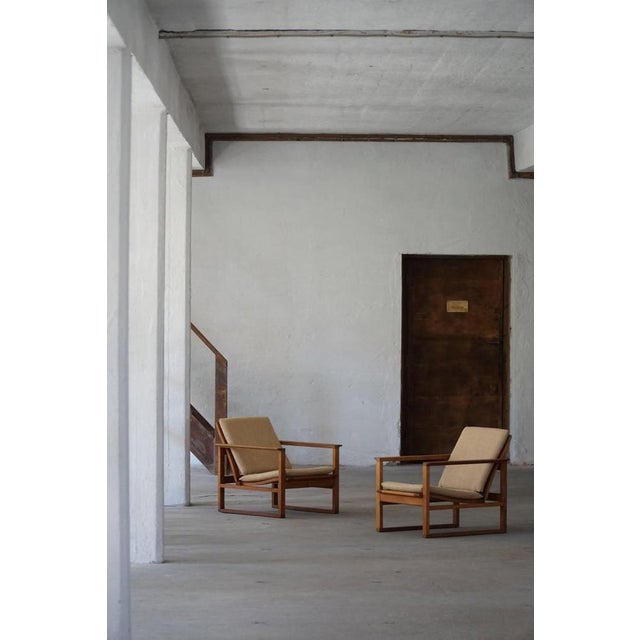 Børge Mogensen BM2256 Lounge Chairs in Oak & Hessian attributed to Børge Mogensen for Fredericia, Denmark, 1960s, Set of 2 For Sale - Image 4 of 18