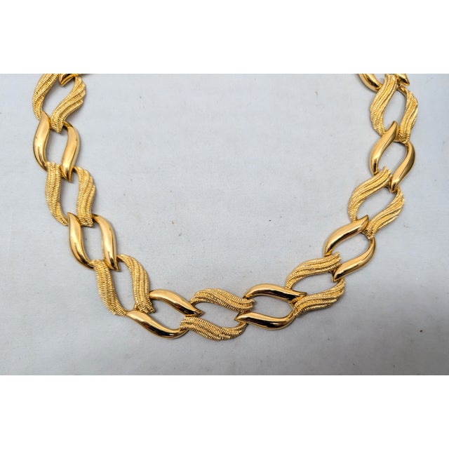 Vintage 1992 Signed Napier Goldtone Smooth & Textured Link Collar Necklace For Sale - Image 9 of 10