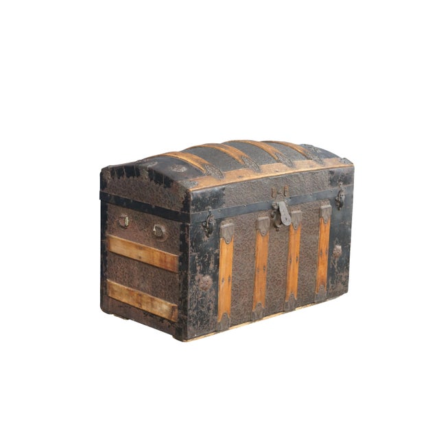 Victorian Antique American Victorian Floral Embossed Oak & Metal Dome Top Steamer Trunk For Sale - Image 3 of 14