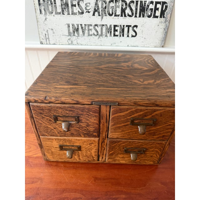 Antique Library Bureau Quarter-Sawn Oak 4-Drawer Card Catalog File Cabinet – Original Brass Hardware For Sale - Image 13 of 17