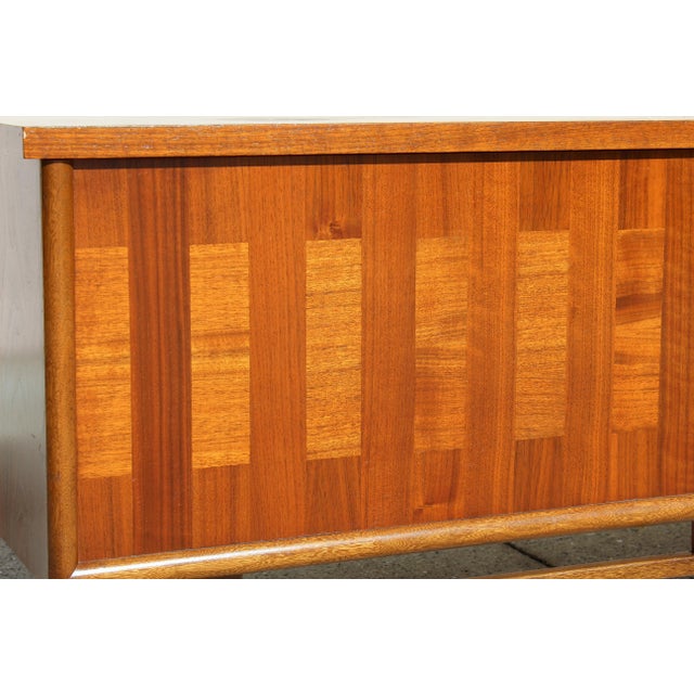 Vintage Lane Cedar Chest - Lock Removed for Safety – Made in Altavista Virginia, Mid-Century Hope Blanket Trunk For Sale - Image 11 of 16