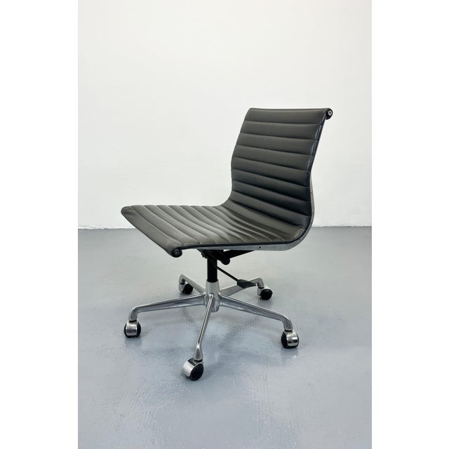 Very dark green color, the light significantly changes the perception of the color, here they appear green, with other...