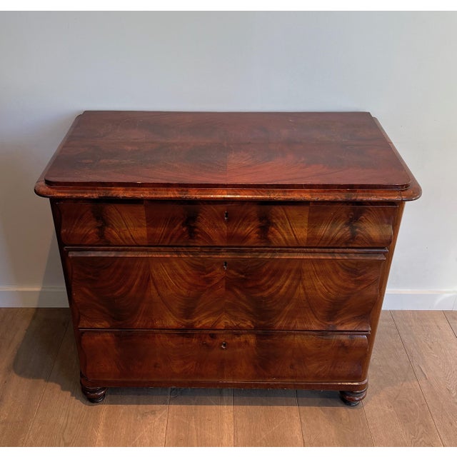 Mid-Century Modern Louis-philippe Chest of Drawers in Flamed Mahogany For Sale - Image 3 of 12