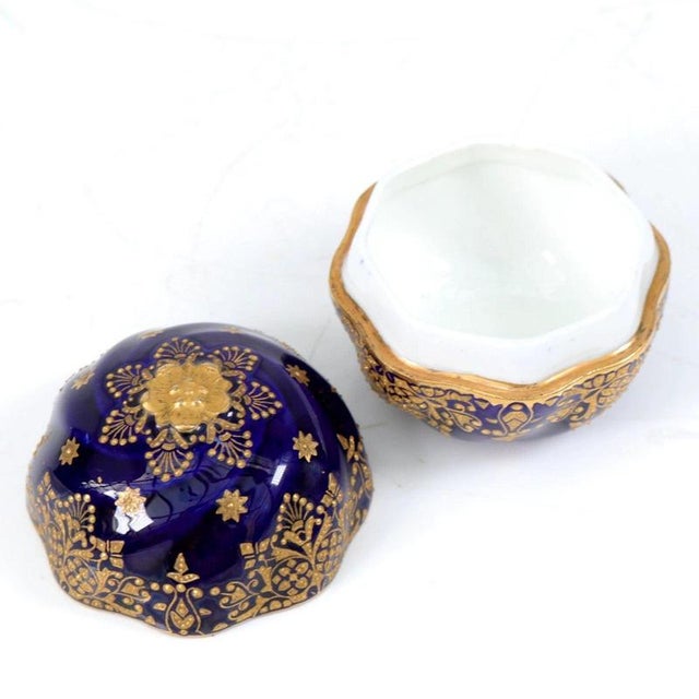 19th Century Antique Spherical Cobalt Blue Jewelled Porcelain Trinket Box from Coalport, 1880 For Sale - Image 5 of 11