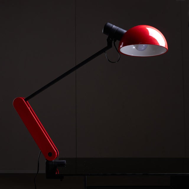 The Praxi Table Lamp, designed by Bruno Umberto Gecchelin for Guzzini in 1982, blends functionality with modern...