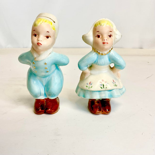 This is a wonderful pair of iconic ceramic Kissing Dutch Kids. These are from the 1940s and are a part of Americana Pop...