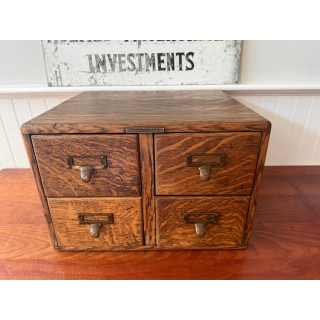 Antique Library Bureau Quarter-Sawn Oak 4-Drawer Card Catalog File Cabinet – Original Brass Hardware For Sale - Image 9 of 17