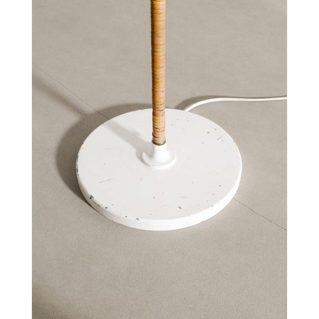 White Finnish Mid-Century Floor Lamp in Brass & Rattan Attributed to Paavo Tynell Produced by Itsu Finland, 1940s For Sale - Image 8 of 9