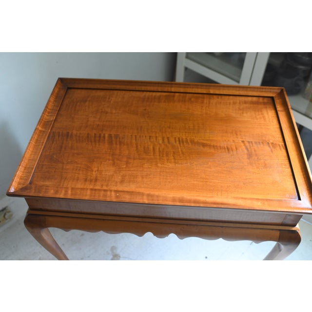 Eldred Wheeler 1990s Vintage Eldred Wheeler Tiger Maple Tea Table Scalloped Skirt Queen Anne Legs Colonial Reproduction For Sale - Image 4 of 11