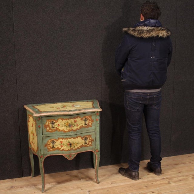 Small Venetian commode from the mid-20th century. Furniture in carved, lacquered and hand painted wood with very pleasant...