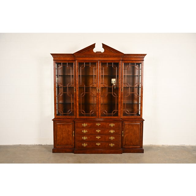 A gorgeous Georgian or Chippendale style breakfront bookcase or dining cabinet By Henredon USA, Late 20th Century Carved...