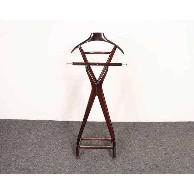 Sculptural Italian valet designed by Fratelli Reguitti in the 1950s. This design is often mis-attributed to Ico Parisi,...