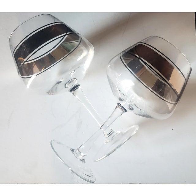 Mid-Century Modern Mid-Century Modern Dorothy Thorpe Style Platinum Double Band Wine Glass Barware For Sale - Image 3 of 7