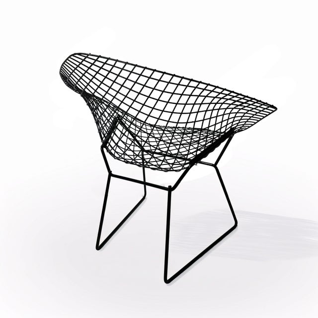 Designed by sculptor Harry Bertoia in 1952, the Diamond Chair is one of the purest expressions of mid-century modern...