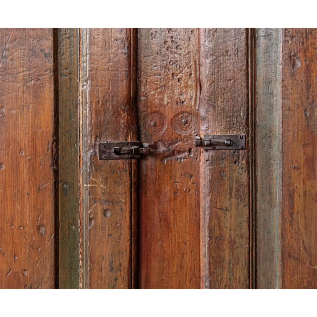 Early 19th Century American Pine Stepback Cupboard | Original Surface, Hand-Forged Hardware, Primitive Two-Piece Cabinet For Sale In New York - Image 6 of 6