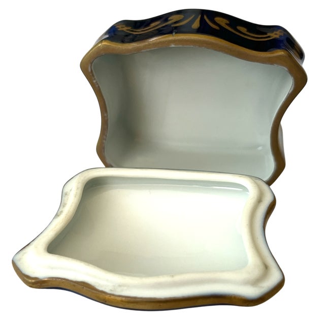 1980s Limoges Porcelain Trinket Box for Roger & Gallet – Blue & Gold Courting Scene For Sale - Image 4 of 9