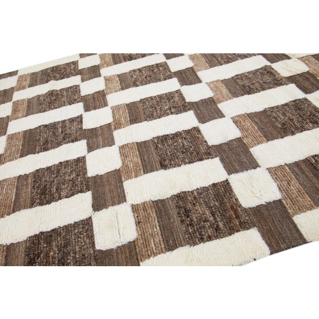 2020s 2020s Modern Moroccan Style Wool Rug With Seamless Abstract Design in Brown For Sale - Image 5 of 7