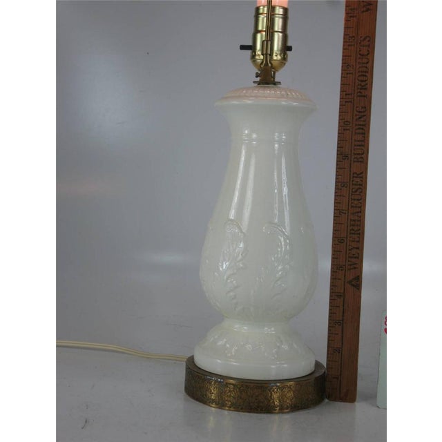 Early 20th Century Classic Table Lamp, White Porcelain, With Raised Feathers Design. Brass Base For Sale - Image 12 of 12