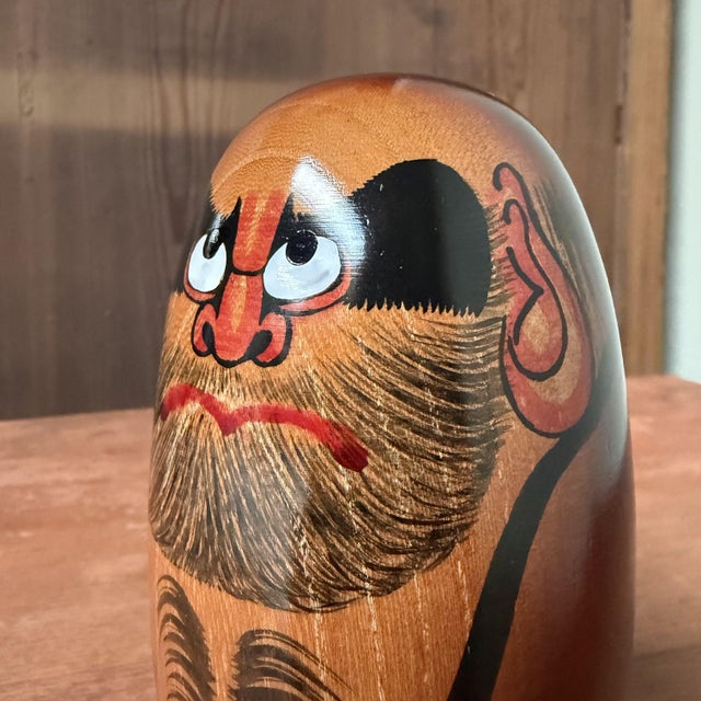 This vintage daruma is a small yet powerful object, beautifully made from fine keyaki (Japanese zelkova) wood. Afmetingen:...