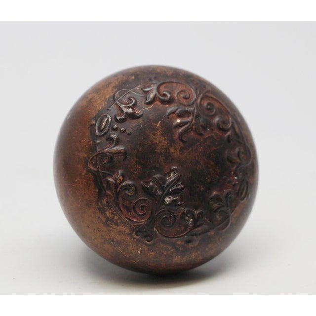 This 2 fold bronze knob was made by Corbin in the 1895 catalog. It is part of the F-222200 Vittoria group. The dimensions...