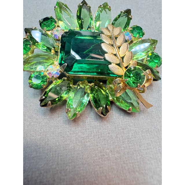 Juliana Vintage DeLizza & Elster Green Rhinestone Gold Leaf Finding Brooch • Book Piece For Sale - Image 4 of 6