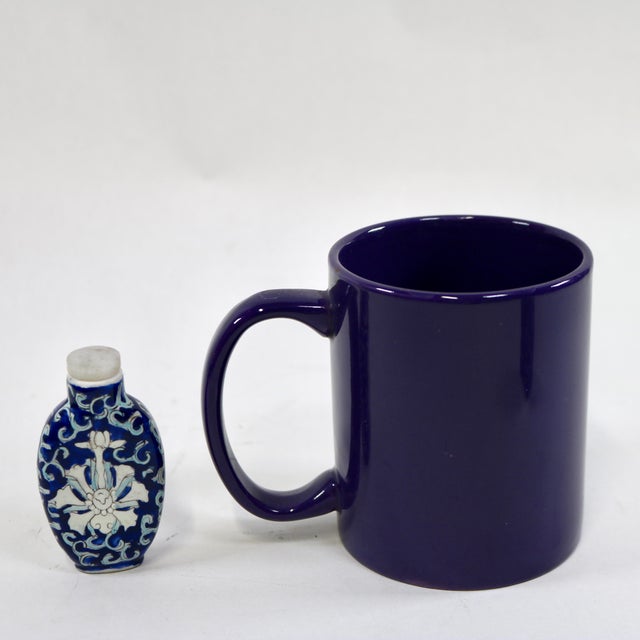 Antique Blue & White Enamel Lotus Flower Chinese Snuff Bottle With Stone Stopper For Sale - Image 10 of 15