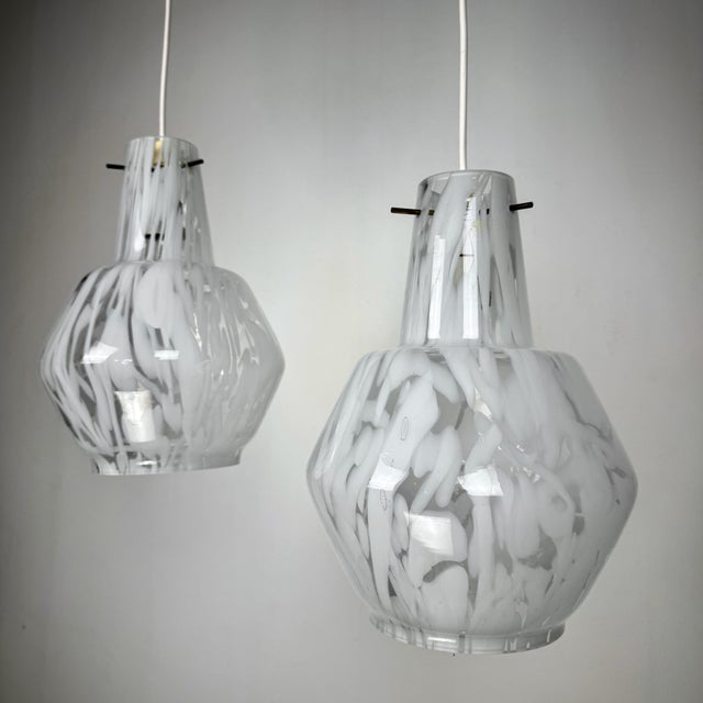 1970s Mid-Century White and Clear Murano Glass Pendant Lamps, Italy, 1970s, Set of 2 For Sale - Image 5 of 7