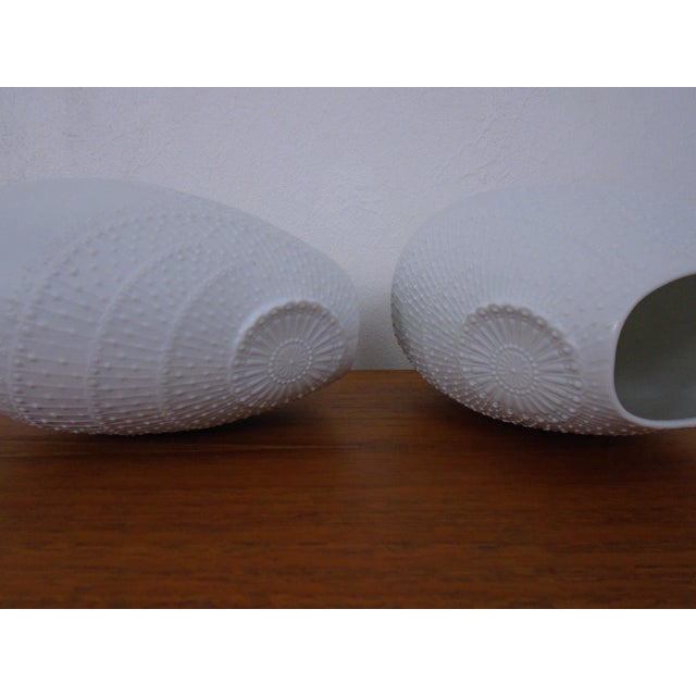 1960s Mid-Century Op Art Vases by M.frey for Kaiser, Germany, 1960s, Set of 2 For Sale - Image 5 of 14