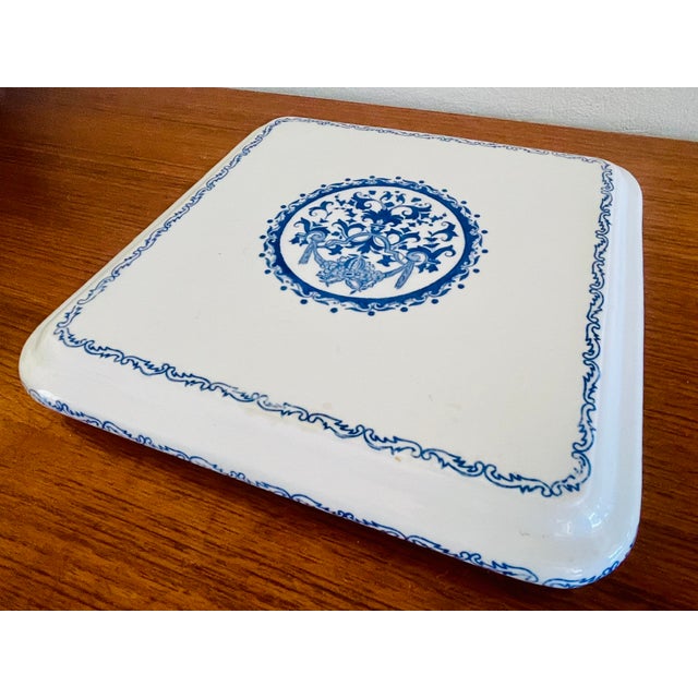 Gien Vintage French Porcelain, Pastry Platter and Cake Lifters by Gien, 1930s, Set of 3 For Sale - Image 4 of 18