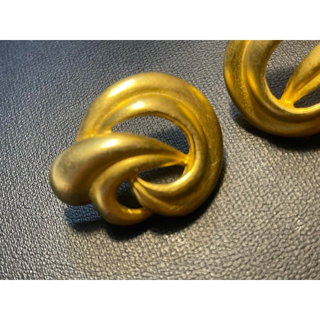 Mid-Century Modern MCM Jewelry Marriage Hollywood Golden Age Matte Gold Collar Necklace and Earrrigs. For Sale - Image 3 of 10